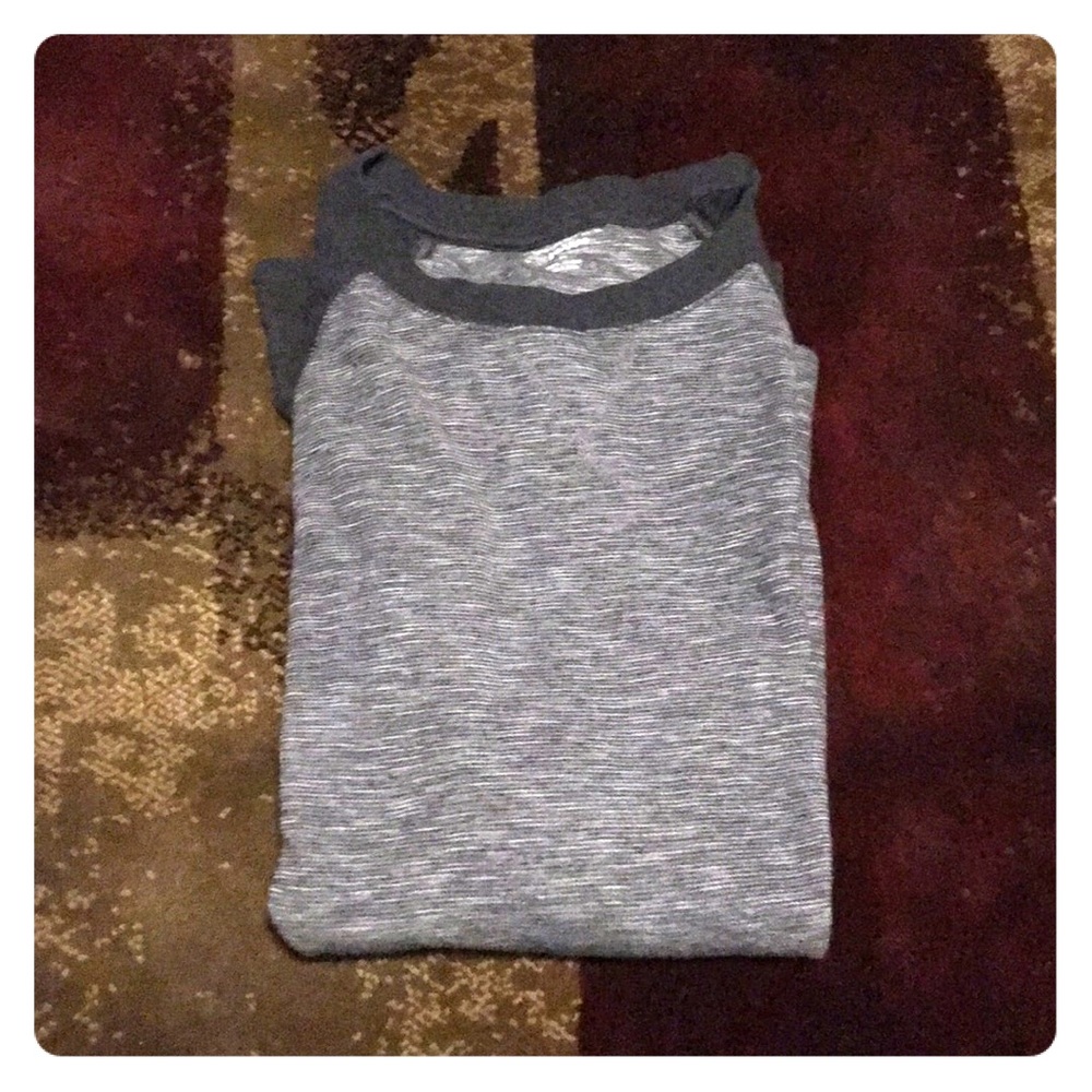 Men’s long sleeve gray top